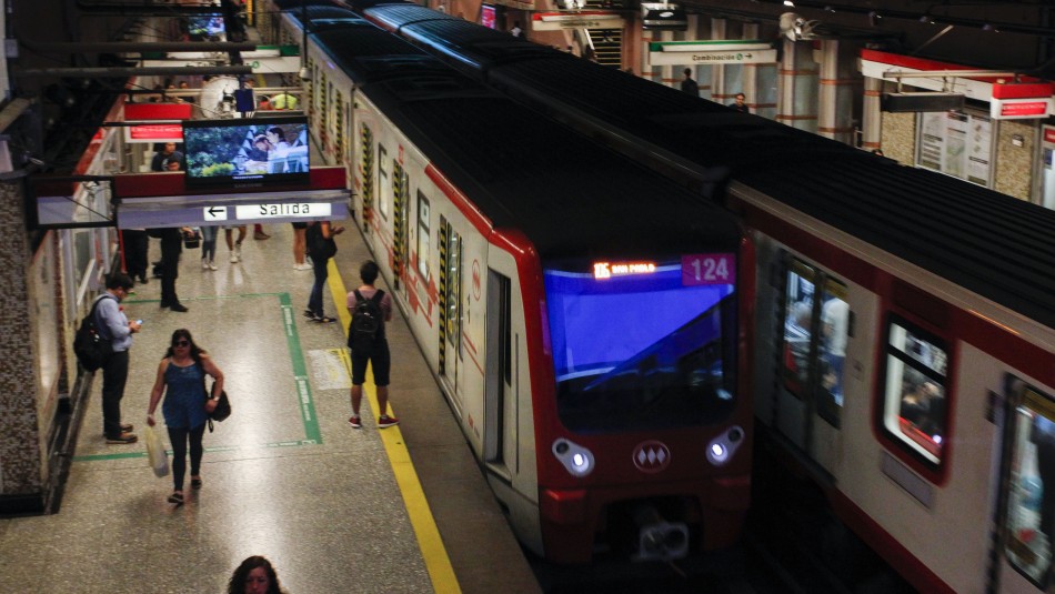 Confirman muerte de asaltante que fue golpeado por tren del Metro de Santiago tras huir por las vías