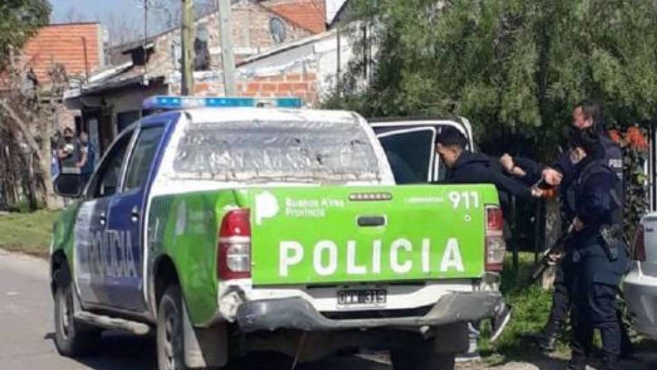 La policía sorprende al ladrón robando en una casa y se acuesta en la cama para fingir que era el dueño La policía sorprende al ladrón robando en una casa y se acuesta en la cama para fingir que era el dueño