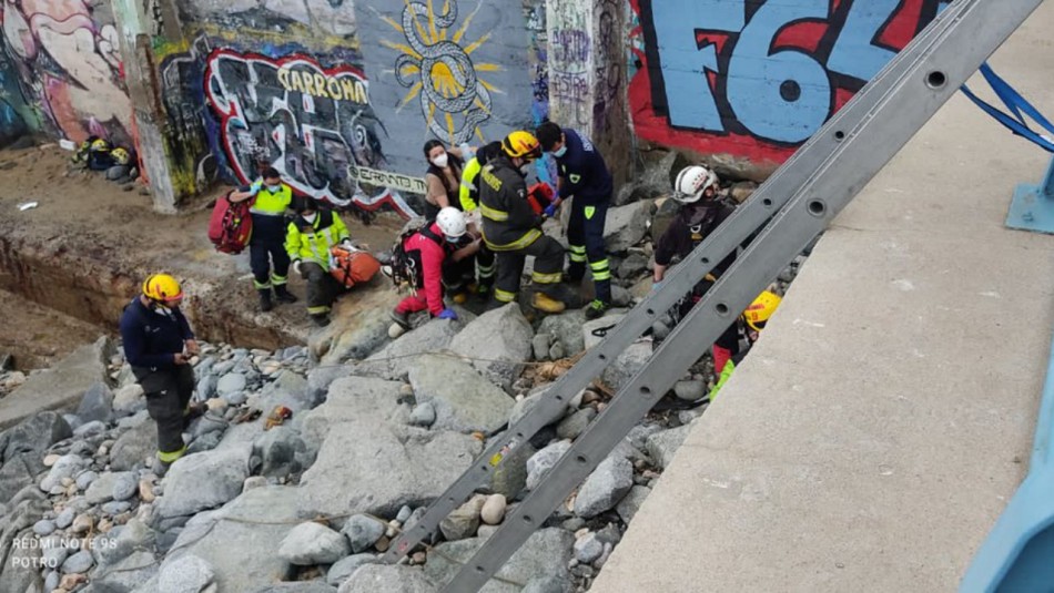 Fallecieron con 10 minutos de diferencia: Pareja muere tras caer desde gran altura al borde costero de Valparaíso