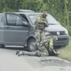 Video muestra el momento exacto de la detención de presunto espía ruso en plena calle de Ucrania