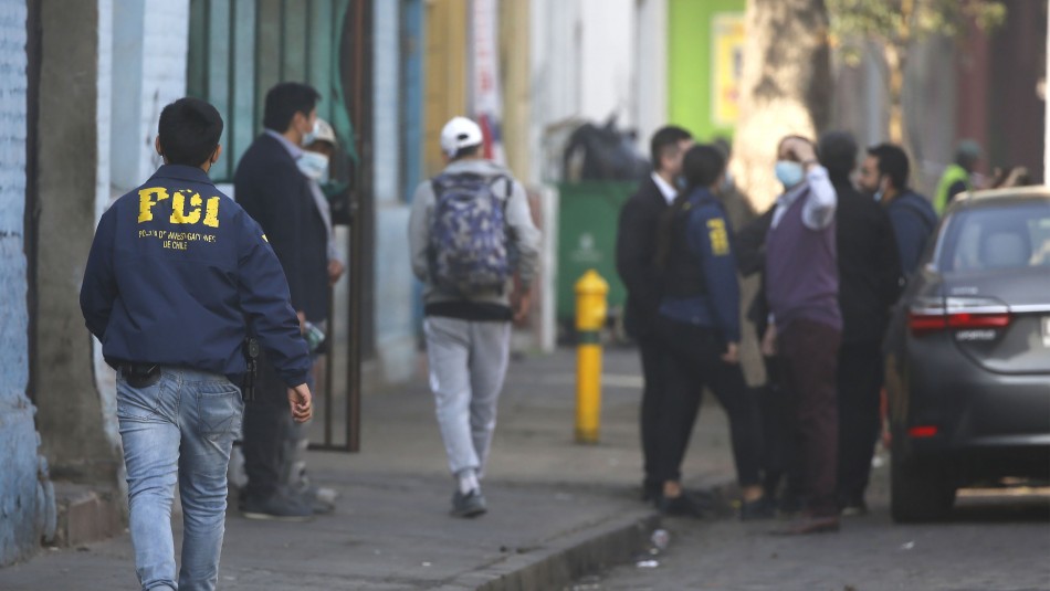 Matan a balazos a mujer en plena vía pública: se indaga vínculo con otros dos heridos en sector de Santiago