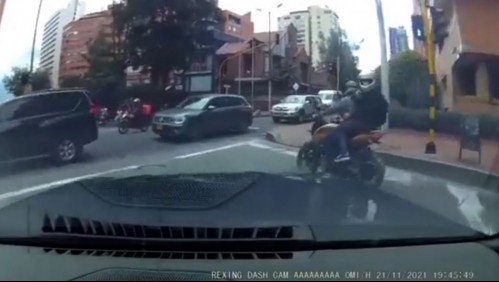 Abogado arrolla con su lujoso auto a dos motochorros que le robaron un reloj de millonario valor