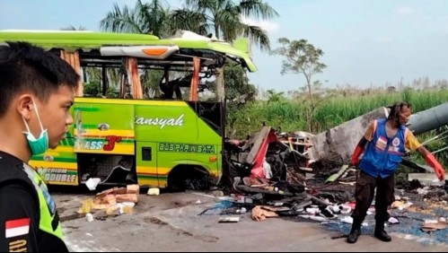'El conductor estaba exhausto': Mueren al menos 14 personas en impactante choque de bus contra valla publicitaria