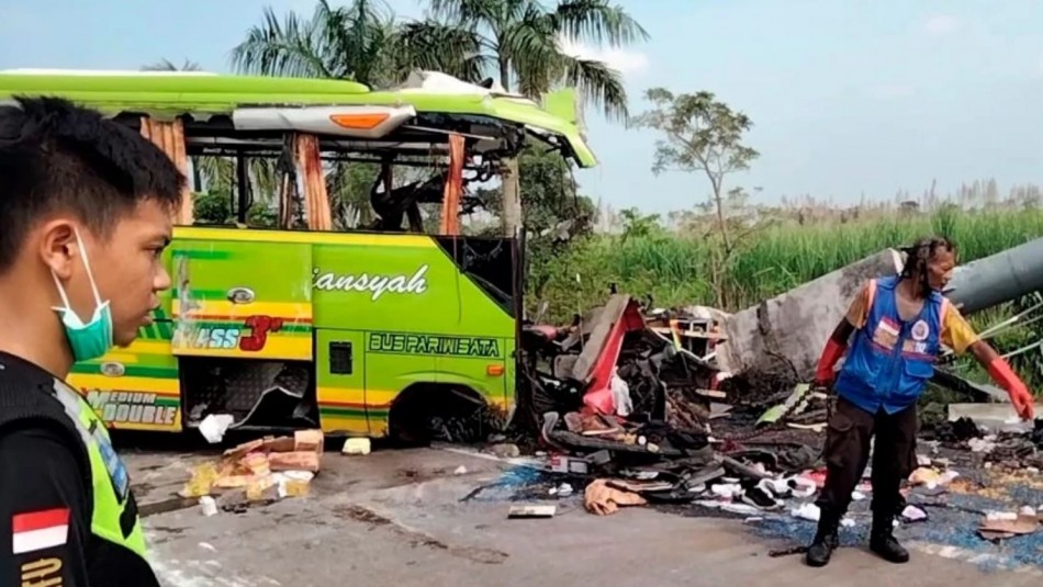 mueren-al-menos-14-personas-en-choque-de-bus-contra-valla-publicitaria-en-indonesia