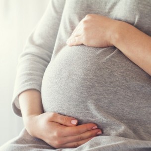 Mujer da a luz en una silla porque no la atendieron en el hospital: La bebé cayó al suelo y se fracturó el cráneo Mujer da a luz en una silla porque no la atendieron en el hospital: La bebé cayó al suelo y se fracturó el cráneo