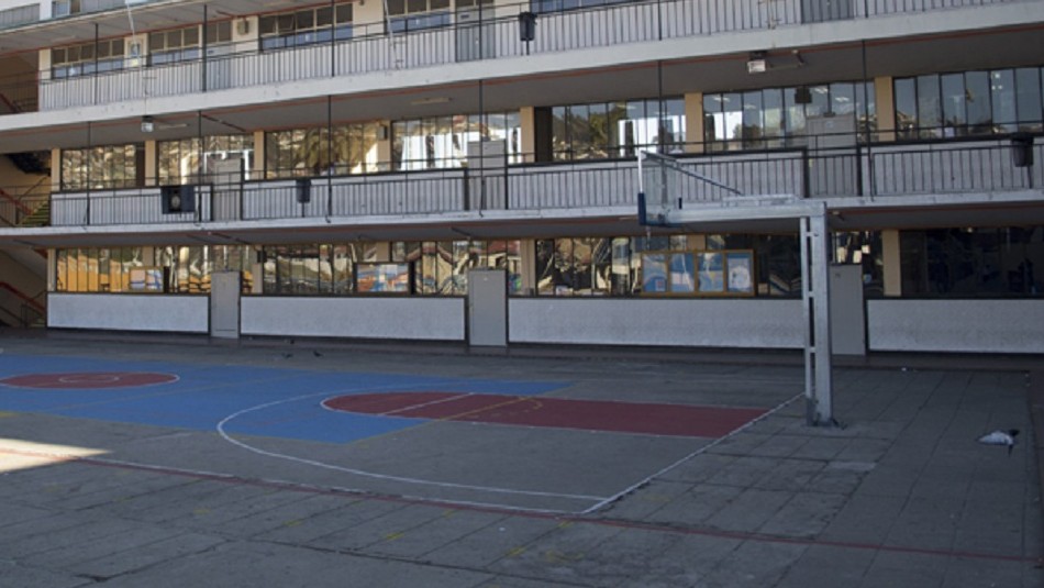 Colegio de Valparaíso instalará detectores de metales tras versiones que apuntan a circulación de armas en el recinto Colegio de Valparaíso instalará detectores de metales tras versiones que apuntan a circulación de armas en el recinto
