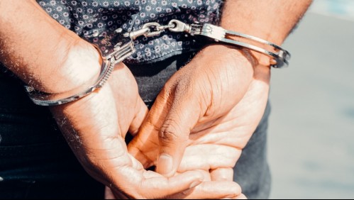 Joven asesinó a su padre porque creyó que tenía una relación con su novia: le propinó 60 puñaladas