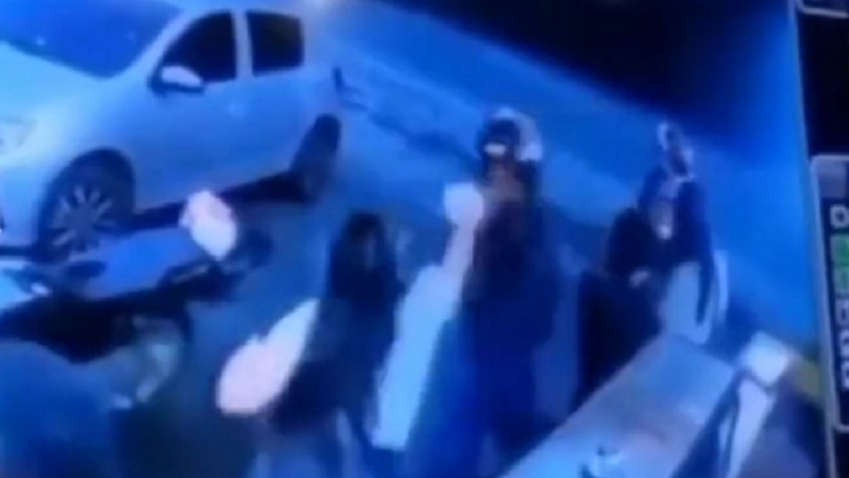 En video: una mujer evita un robo en puesto de comida al lanzar chocolate caliente en la cara de un ladrón