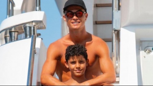Heredó su genética: Cristiano Ronaldo y su hijo mayor presumen sus abdominales