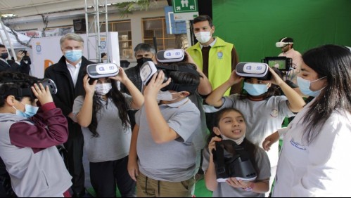 Estudiantes de Renca viven la primera prueba experimental con 5G: Usaron lentes de realidad virtual para biología