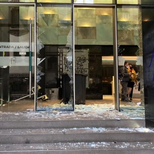 Rompen ventanales y realizan rayados en edificio de Junaeb durante manifestación estudiantil: Hay cuatro detenidos Rompen ventanales y realizan rayados en edificio de Junaeb durante manifestación estudiantil: Hay cuatro detenidos