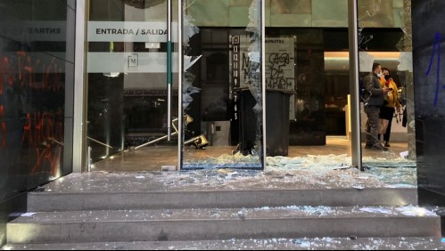 Rompen ventanales y realizan rayados en edificio de Junaeb durante manifestación estudiantil: Hay cuatro detenidos