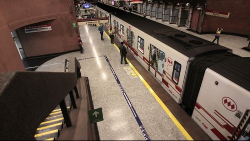 Metro anuncia el restablecimiento de estación Baquedano tras manifestaciones en el exterior