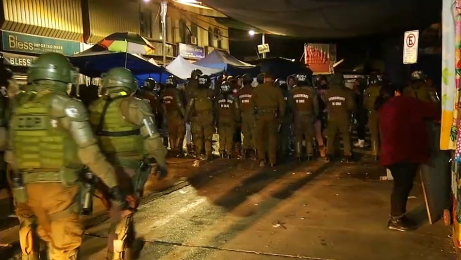 desalojo-meiggs Desalojan puestos de comerciantes ambulantes en barrio Meiggs: Incautaron dos armas blancas