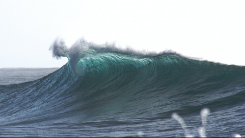 'Fueron arrastrados hacia el mar': padre, madre y su hijo de 12 años mueren mientras pescaban en un dique
