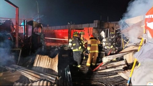 Cuatro niños y al menos dos adultos mueren tras violento incendio en campamento de Alto Hospicio