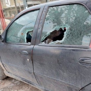 Llegó con su hija de 3 años a la casa de su exmarido reclamando por dinero y terminó rompiéndole hasta el auto Llegó con su hija de 3 años a la casa de su exmarido reclamando por dinero y terminó rompiéndole hasta el auto
