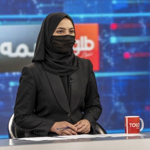 Régimen talibán: Presentadoras de TV en Afganistán se cubren el rostro para salir al aire Régimen talibán: Presentadoras de TV en Afganistán se cubren el rostro para salir al aire