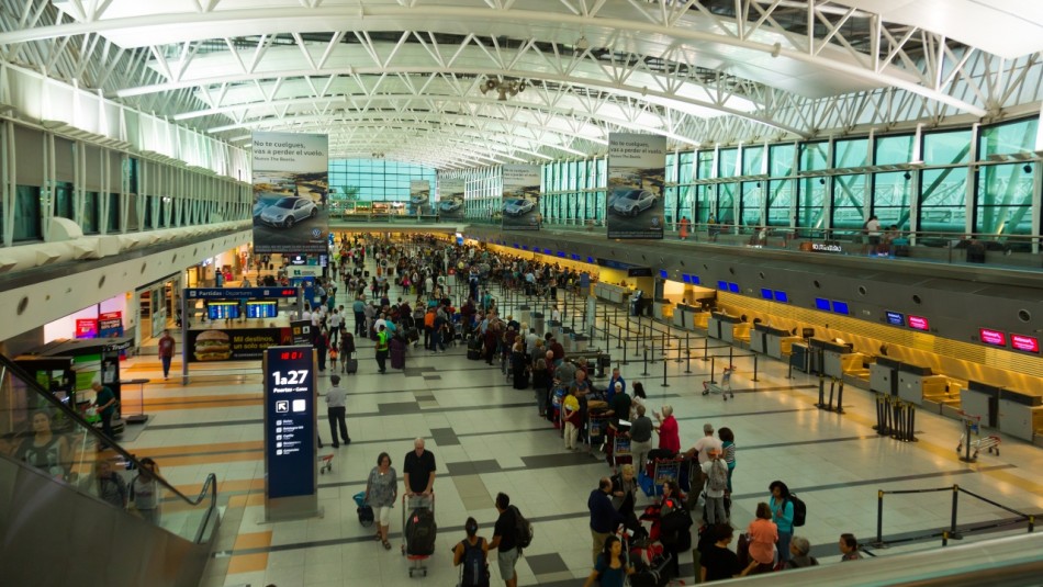 Mujer hizo falsa amenaza de bomba para que su pareja no perdiera un vuelo: Evacuaron todo el aeropuerto Mujer hizo falsa amenaza de bomba para que su pareja no perdiera un vuelo: Evacuaron todo el aeropuerto