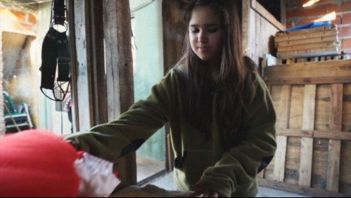 'Tienen hambre': La historia de la joven que busca vender su vestido de 15 años para comprar comida a sus 5 hermanitas