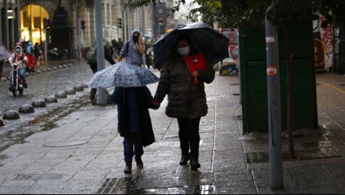 'Es probable que caigan unas gotitas': las comunas de Santiago donde podría llover este lunes