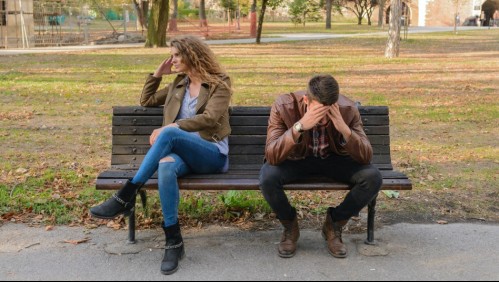 Termina con su novia para 'enfocarse en su carrera' y ella se venga saliendo con su jefe