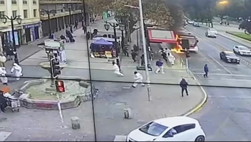 'Al chofer le dio una convulsión': testigos relatan la quema de buses por encapuchados en la Alameda