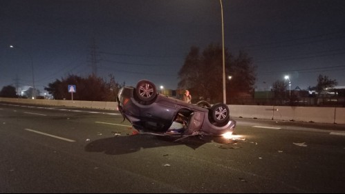 Persecución acaba con auto volcado y un de los sujetos muerto: evadieron fiscalización y dispararon contra Carabineros