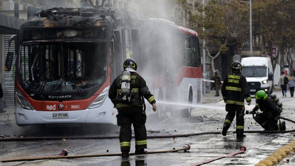 Decretan internación provisoria para menor acusado de quemar bus en la Alameda