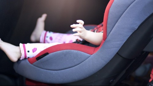 Bebé muere luego que su madre la dejara encerrada durante varias horas dentro de un auto