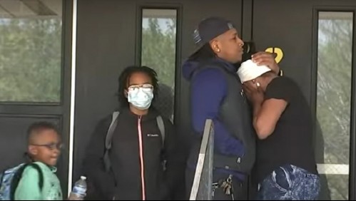 Niño de 8 años lleva una pistola en su mochila, hiere a un compañero en la escuela y detienen a su mamá