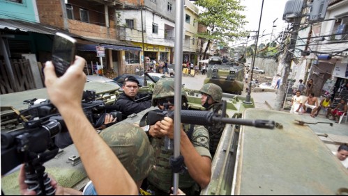 Diez sujetos y una vecina mueren en operación armada en favela de Río para 'capturar líderes criminales'