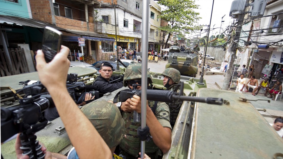 Diez sujetos y una vecina mueren en operación armada en favela de Río para 