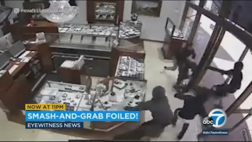 'No pudieron sacar nada': trabajadores de una joyeria repelen a patadas y combos un violento robo