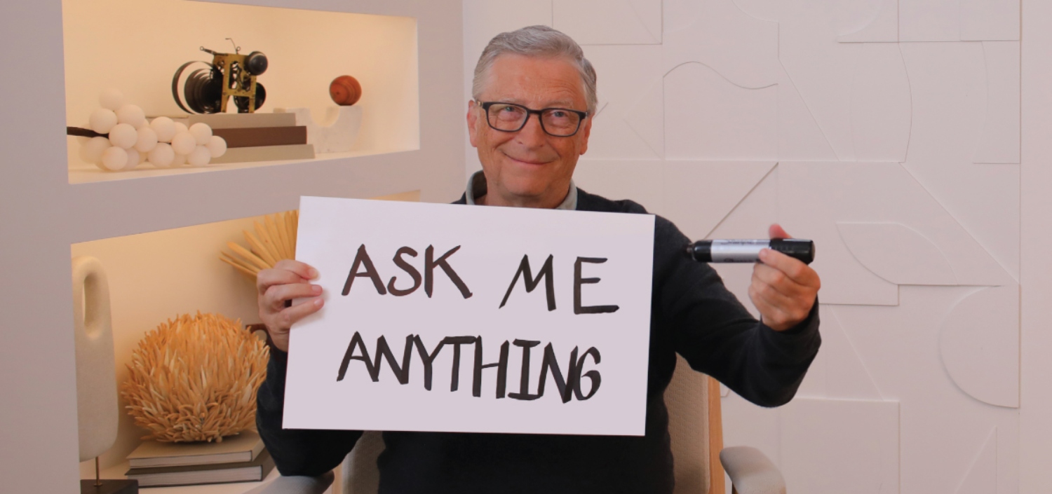 Bill Gates con un cartel que dice: pregúntame lo que sea