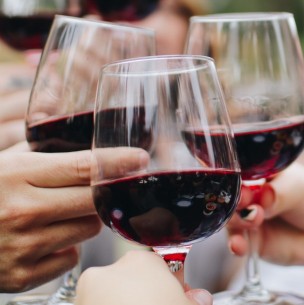 ¿Vino o cerveza?: Estudio reveló cuál de las bebidas alcohólicas sería menos dañina para el cuerpo humano ¿Vino o cerveza?: Estudio reveló cuál de las bebidas alcohólicas sería menos dañina para el cuerpo humano