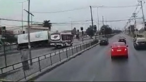 Video muestra momento exacto en que se produjo grave volcamiento de bus interurbano en Cerrillos