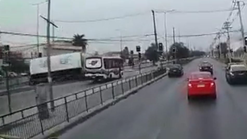 Video muestra momento exacto en que se produjo grave volcamiento de bus interurbano en Cerrillos