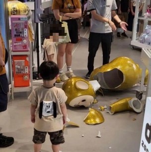Dijeron que su hijo había roto un Teletubbie gigante, les cobraron una fortuna, pero se salvaron gracias a las cámaras Dijeron que su hijo había roto un Teletubbie gigante, les cobraron una fortuna, pero se salvaron gracias a las cámaras