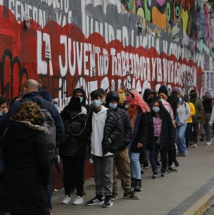 Cuarta dosis contra el Covid-19: Reportan largas filas en centros de vacunación de la capital Cuarta dosis contra el Covid-19: Reportan largas filas en centros de vacunación de la capital