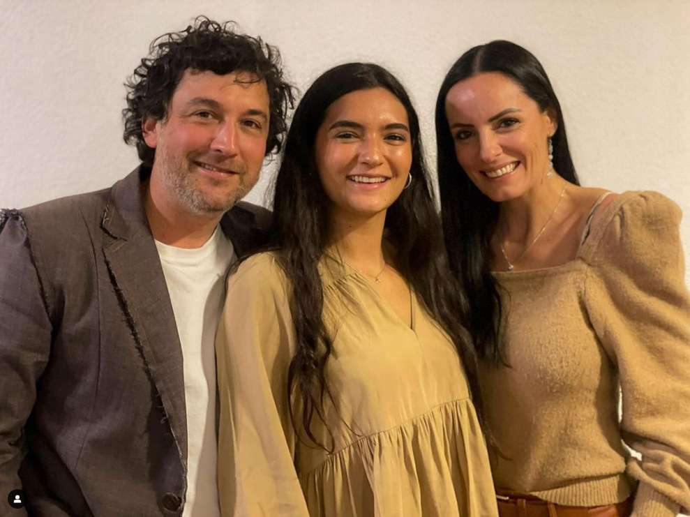 Arantxa Schrader Sánchez junto a sus padres, Macarena y Alex