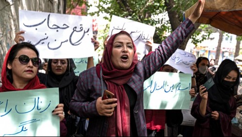 '¡La educación es mi derecho!': Mujeres afganas salen a las calles de Kabul para protestar
