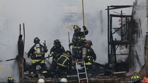 Dos personas murieron y cerca de 30 quedaron damnificadas tras incendio en cité de Santiago Centro