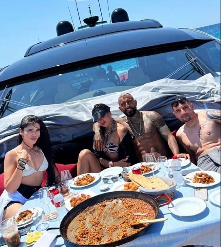 Arturo Vidal con sus amigos en un restaurante de Ibiza