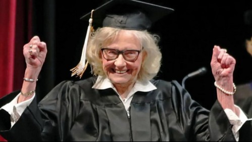 Contra viento y marea: Adulta mayor de 84 años logra graduarse de la universidad tras casi siete décadas