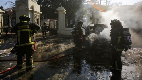 Intentan quemar bus en el Barros Borgoño y en el INBA incendian un furgón, dos motos y una bicicleta