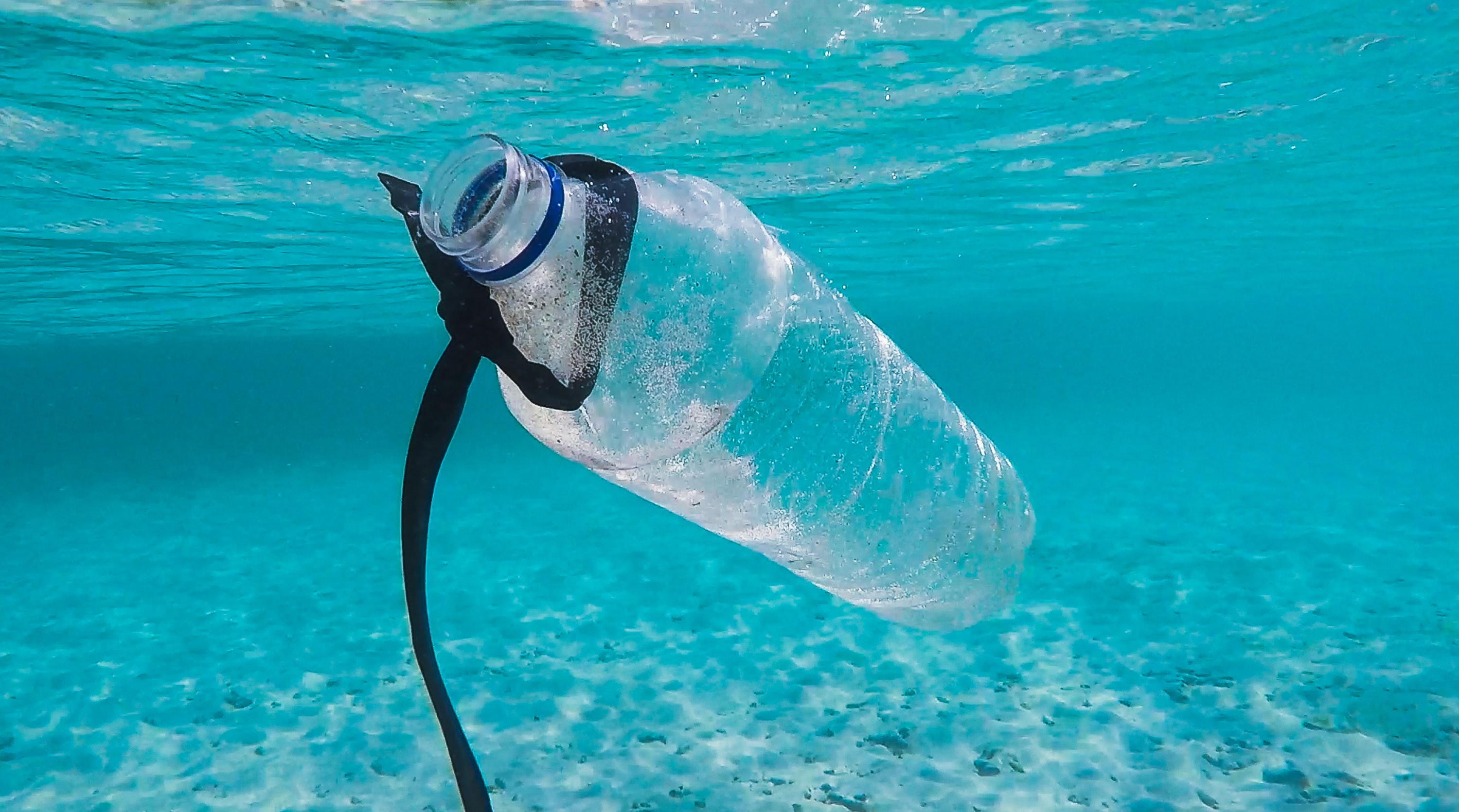 Botella plástico en el océano