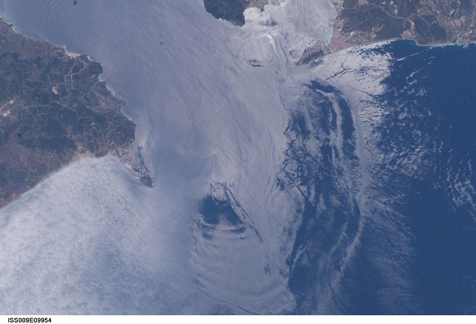 Olas submarinas captadas por la NASA en junio de 2004.