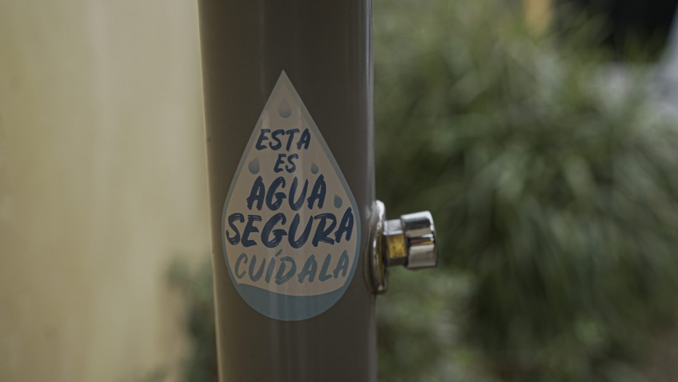 Empresa cervecera apuesta por la democratización hídrica e implementa tecnología de sanitización en escuela de Melipilla