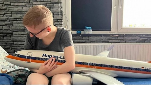 'Mi sexualidad es objetofilia': Una joven afirma estar enamorada de un avión y tener relaciones con su réplica